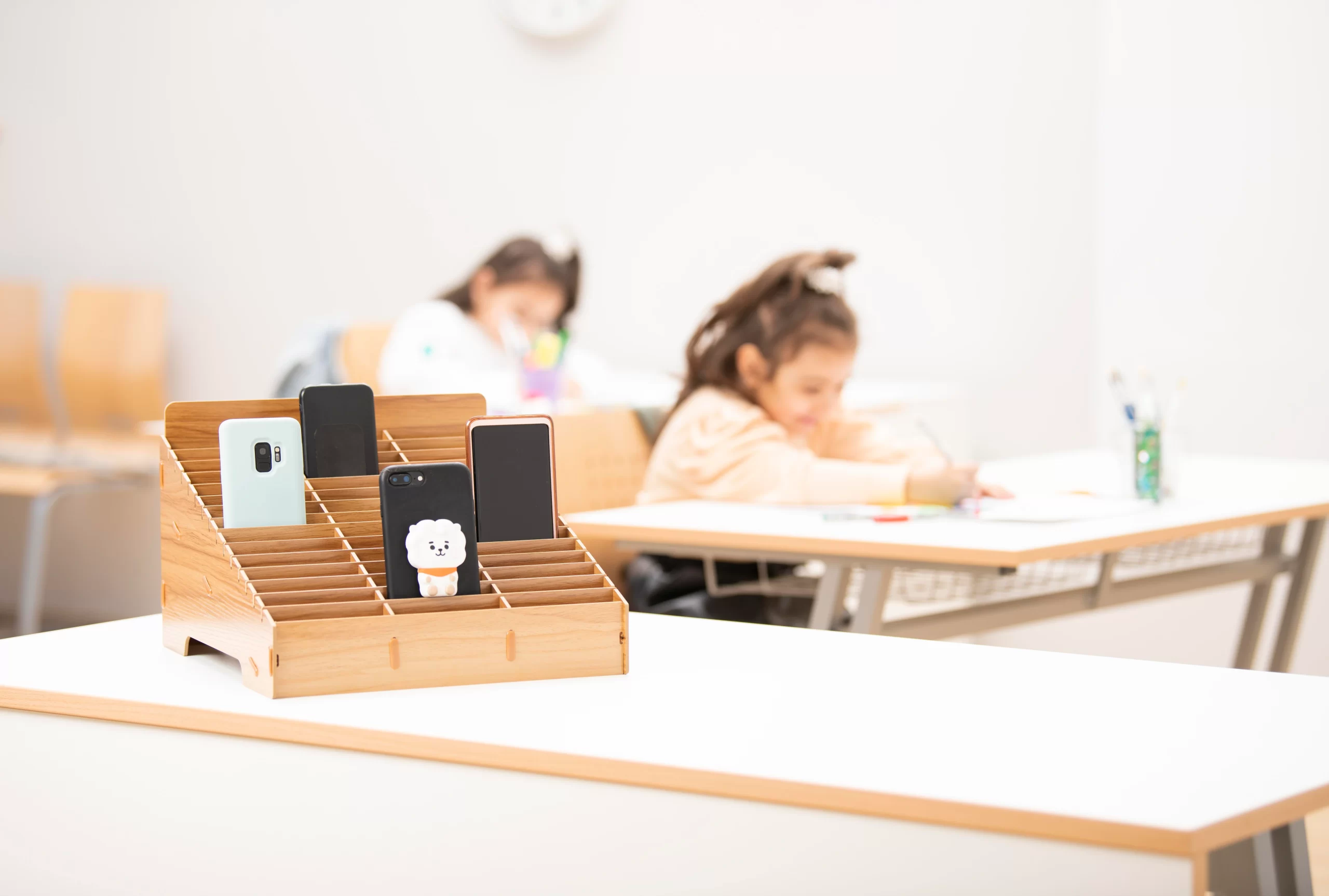 Mobilkasse til klassen og undervisning. Opbevaring af mobiltelefoner i skolen.