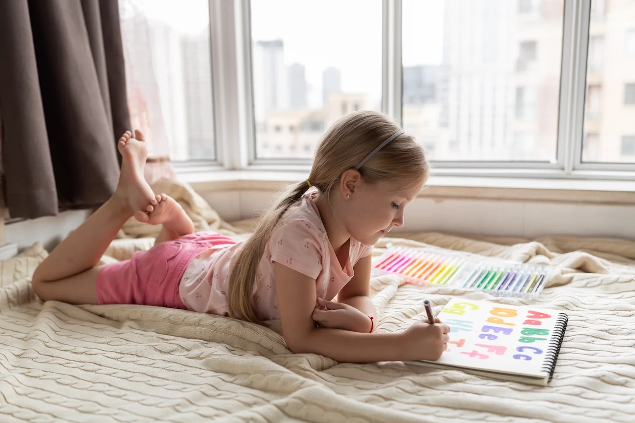 Undervis i lær klokken med et vægur til børn og et online analogt ur