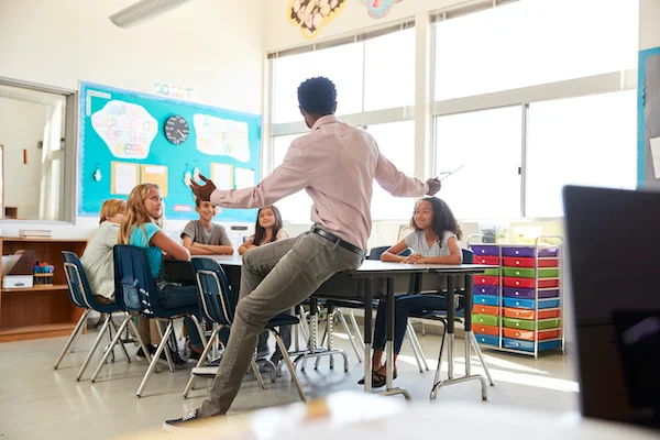 Inspirerende lærer fortæller på klassen