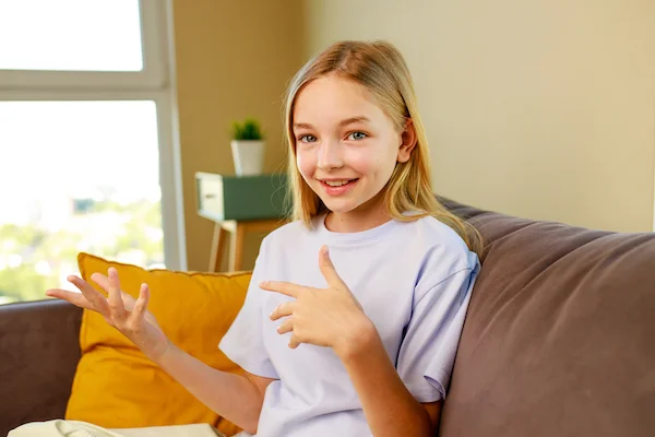 Koncentreret glad pige