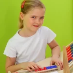 Kugleramme med 20 kugler pige lærer at tælle