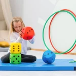 Stor skumterning sæt med 16 cm skumterninger. Pige leger med dem i skole.