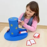 Magisk hat kortvender til at vende spillekort - pige der vender kort og leger