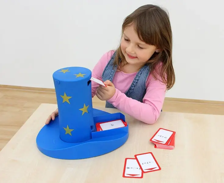 Magisk hat kortvender til at vende spillekort - pige der vender kort og leger