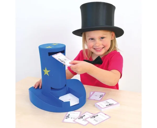 Magisk hat kortvender til at vende spillekort - pige er tryllekunster med den magiske hat