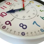 Læringsur 30 cm, hvid ramme, lær klokken, vægur til børn