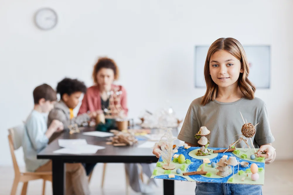 Pige der viser sit projekt frem. Unschooling Danmark. Hjemmeundervisning.