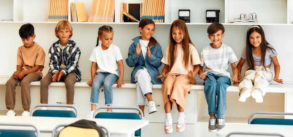 Børn leger en aktivitet med timer til undervisning.