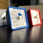 Lydløs timer i blå – et praktisk nedtællingsur til skole, hjem og køkken. Perfekt som time timer til opgaver, pligter og madlavning. CE-godkendt og robust design. Opstillet på bord.