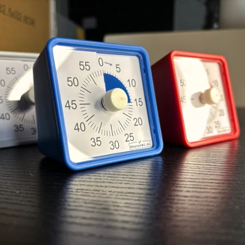 Lydløs timer i blå – et praktisk nedtællingsur til skole, hjem og køkken. Perfekt som time timer til opgaver, pligter og madlavning. CE-godkendt og robust design. Opstillet på bord.