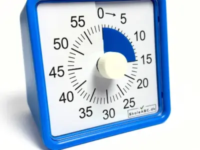 Lydløs timer i blå – et praktisk nedtællingsur til skole, hjem og køkken. Perfekt som time timer til opgaver, pligter og madlavning. CE-godkendt og robust design. Vist fra siden.