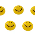 Farverige smiley-magneter