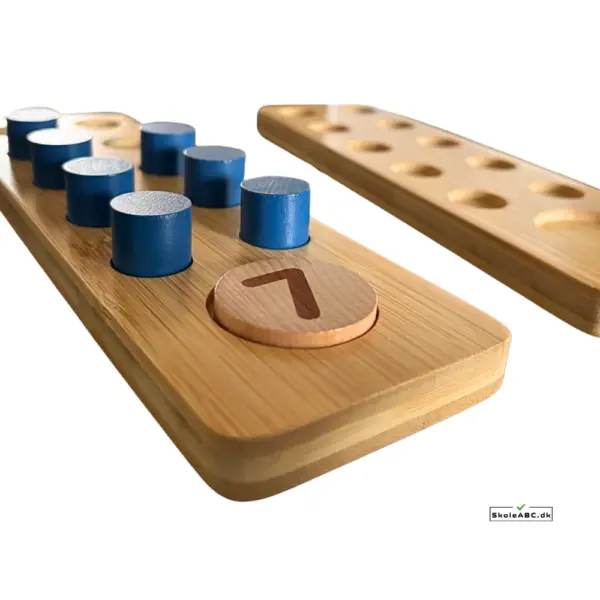 Matematik for børn med 10 Tal Træner - Matematik Spil. Nær billede af træplader