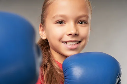 Pige med boksehandsker